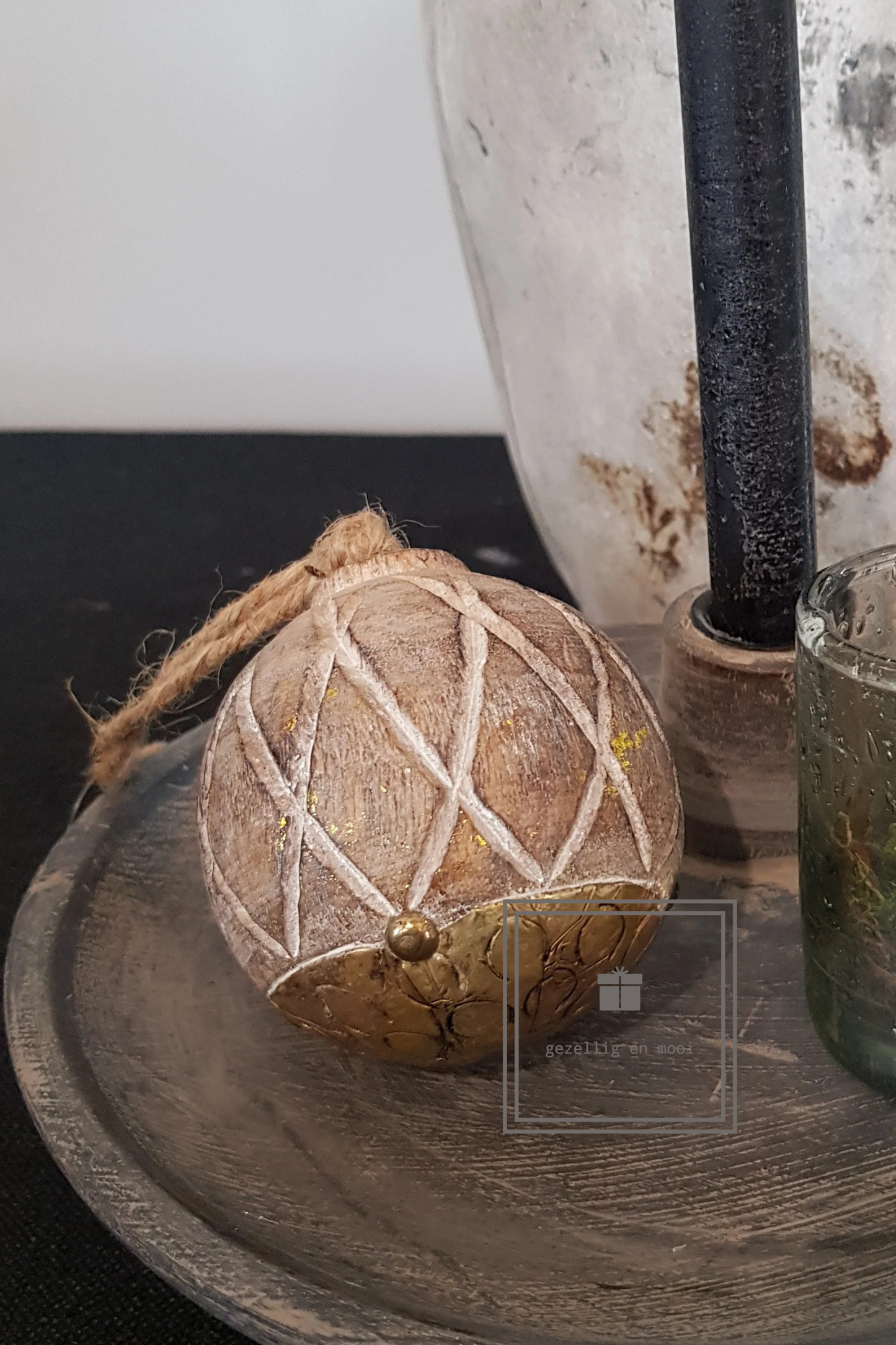 Decoratie bal bewerkt hout
