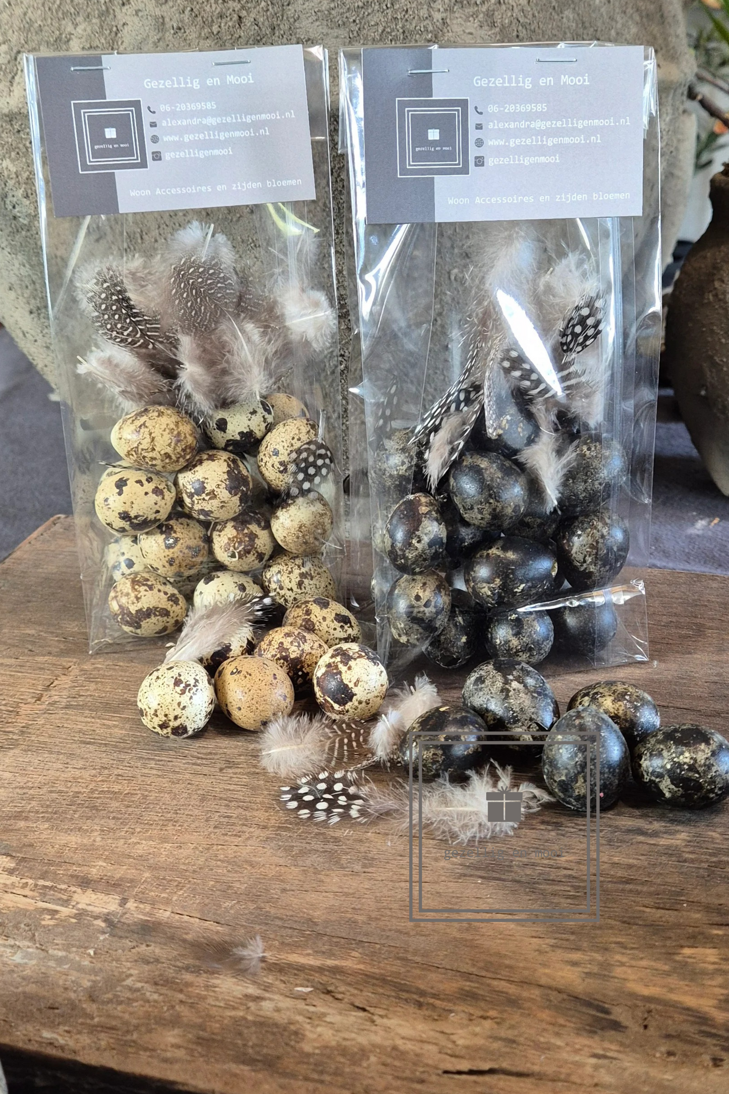 Kwarteleieren 20 stuks in een zakje met parelhoenveertjes.