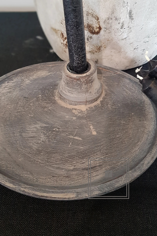 Kandelaar op schaal met voet