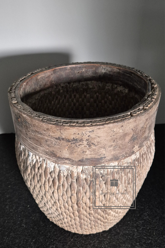 Rieten pot met houten rand.