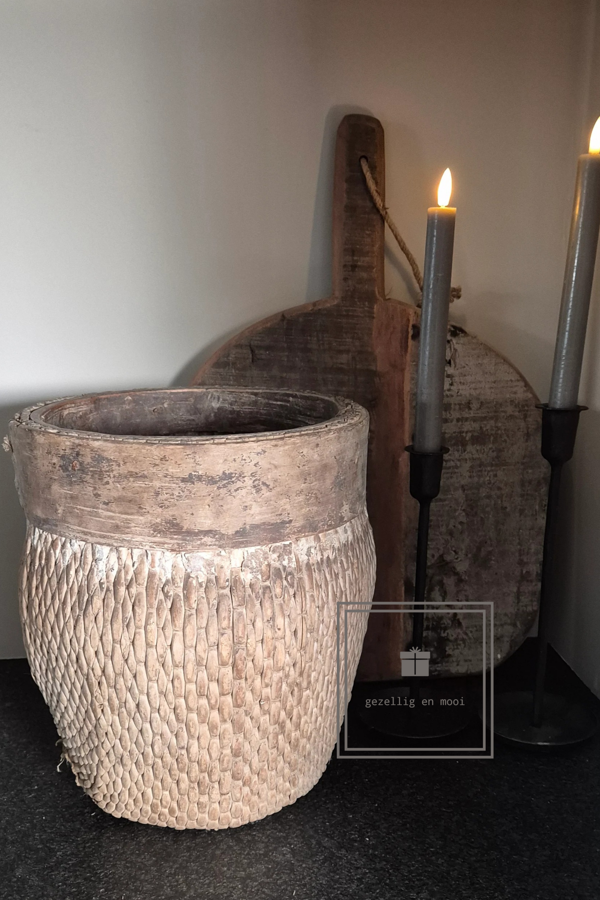 Rieten pot met houten rand.